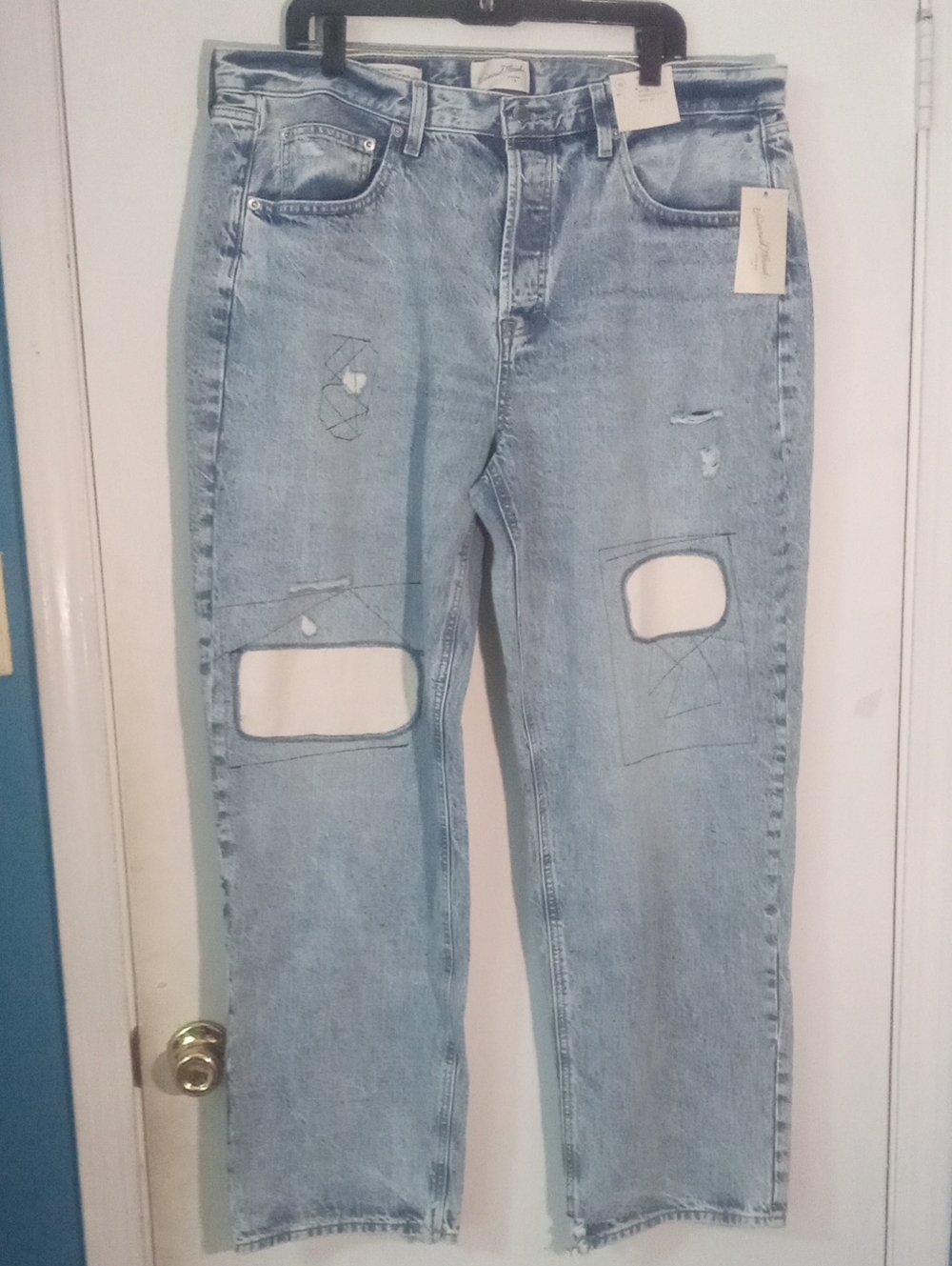 Universal Thread Light Wash Distressed  Jeans Sz 16 NWT $36 Wide Leg